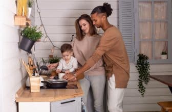 Bild: Junge Familie in kleiner Küche