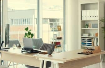 Bild: Ein sauberer Schreibtisch bringt mehr Struktur in die Arbeit