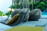 Gartenstuhl aus Metall in bronzefarben mit Armlehnen